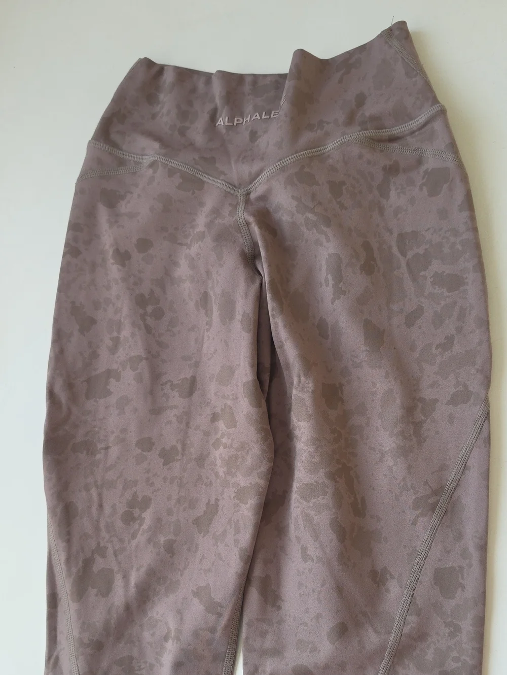 Alphalete Surface Power Leggings In Pebble Print Mocha.